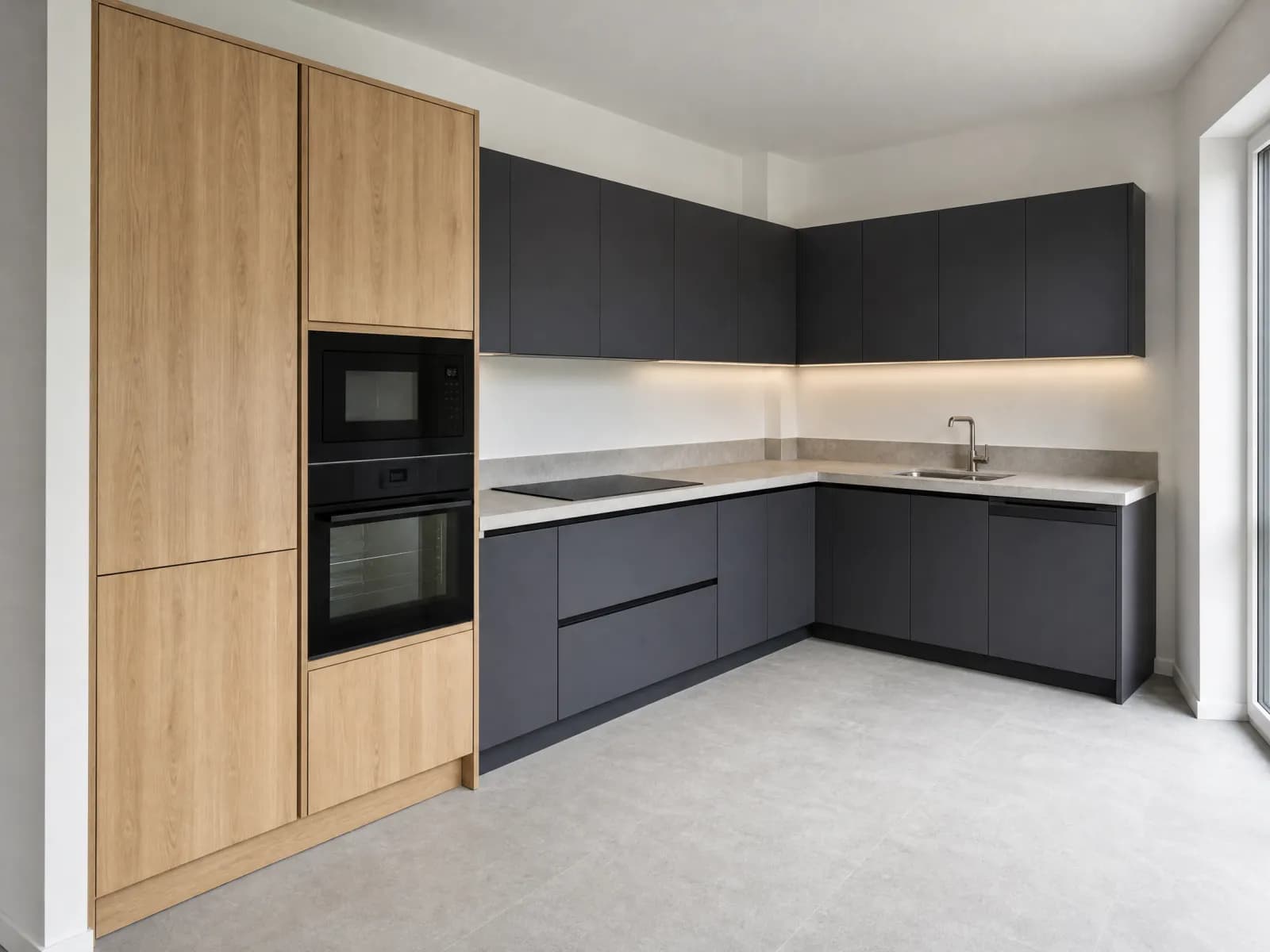 Cucina angolare moderna 330 x 210 cm antracite opaco con colonne in rovere e top effetto cemento