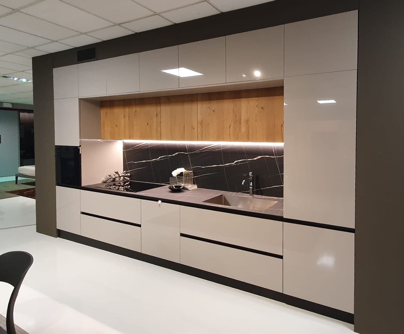 Cucina design a portale cappuccino e nero - Immagine 1