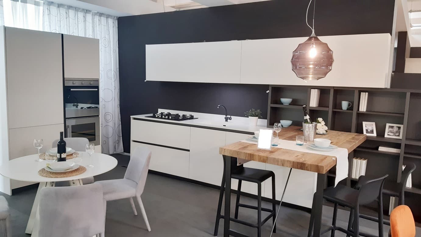 Cucina moderna in Fenix con penisola e cantinetta - Immagine 1