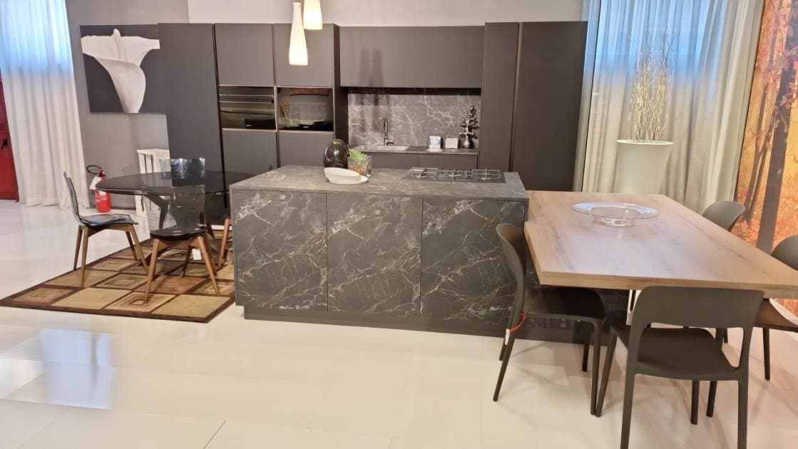 Cucina Fenix total black con isola nero venato - Immagine 1