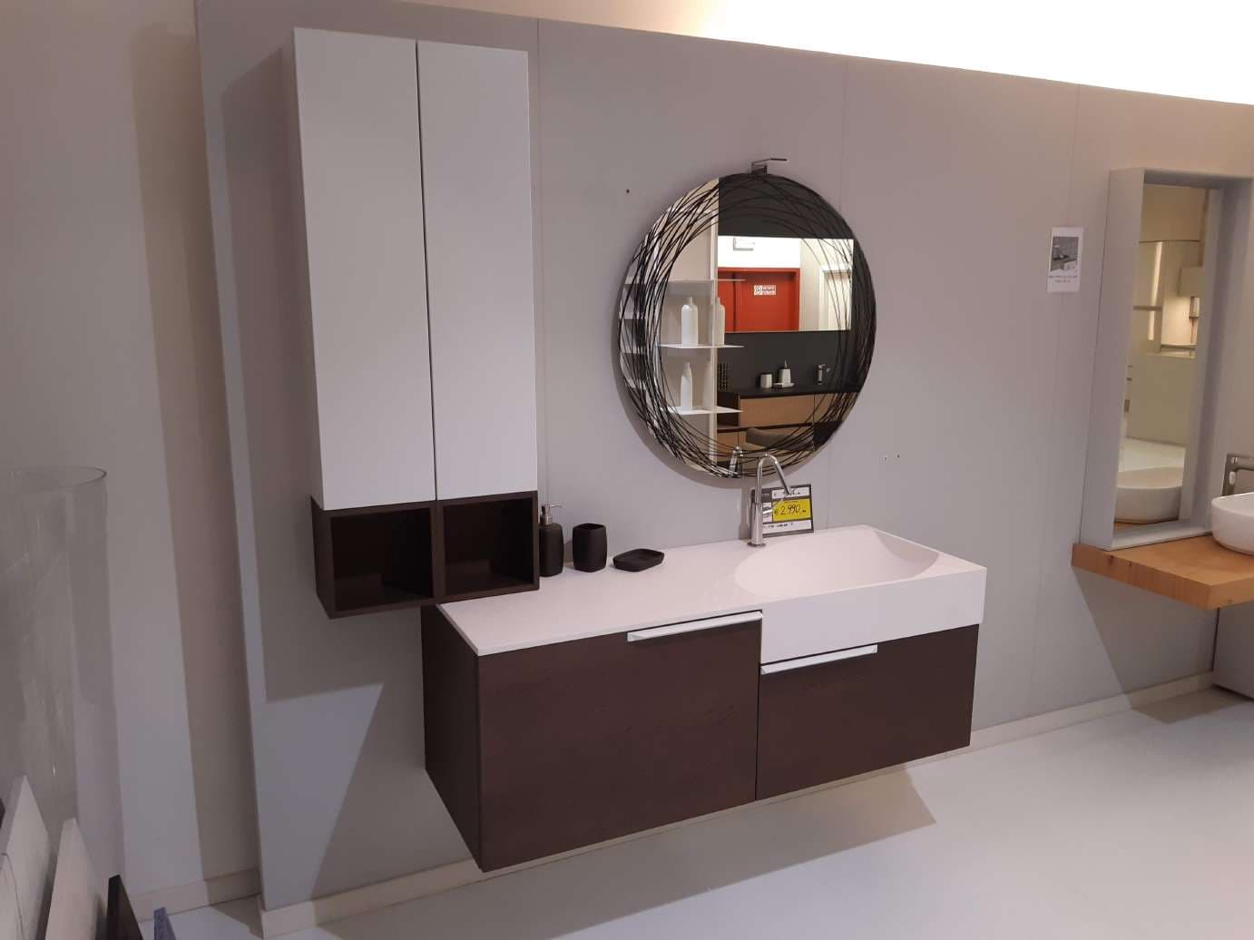 Bagno sospeso con top in corian - Immagine 1