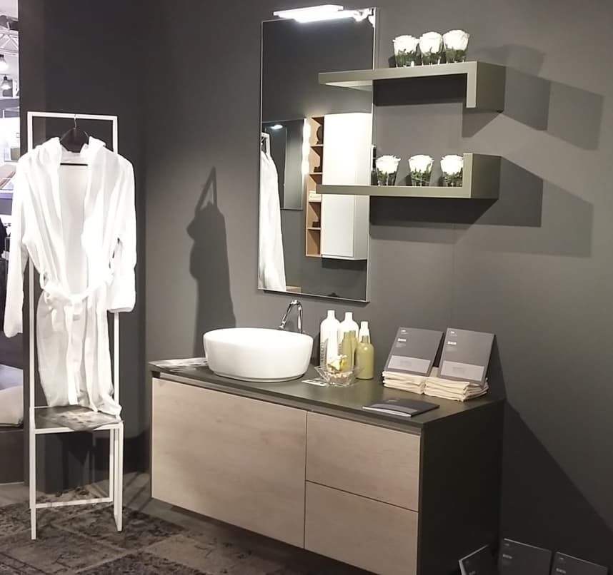 Bagno sospeso color rovere avorio e verde bosco - Immagine 1