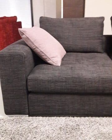 Divano angolare in tessuto grigio capitonnè - Immagine 1