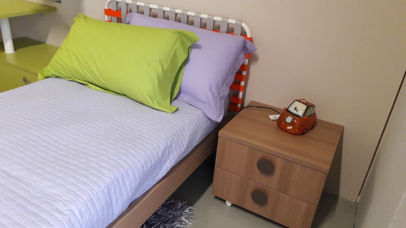 Cameretta bianca e verde con scrivania e molte mensole - Immagine 1