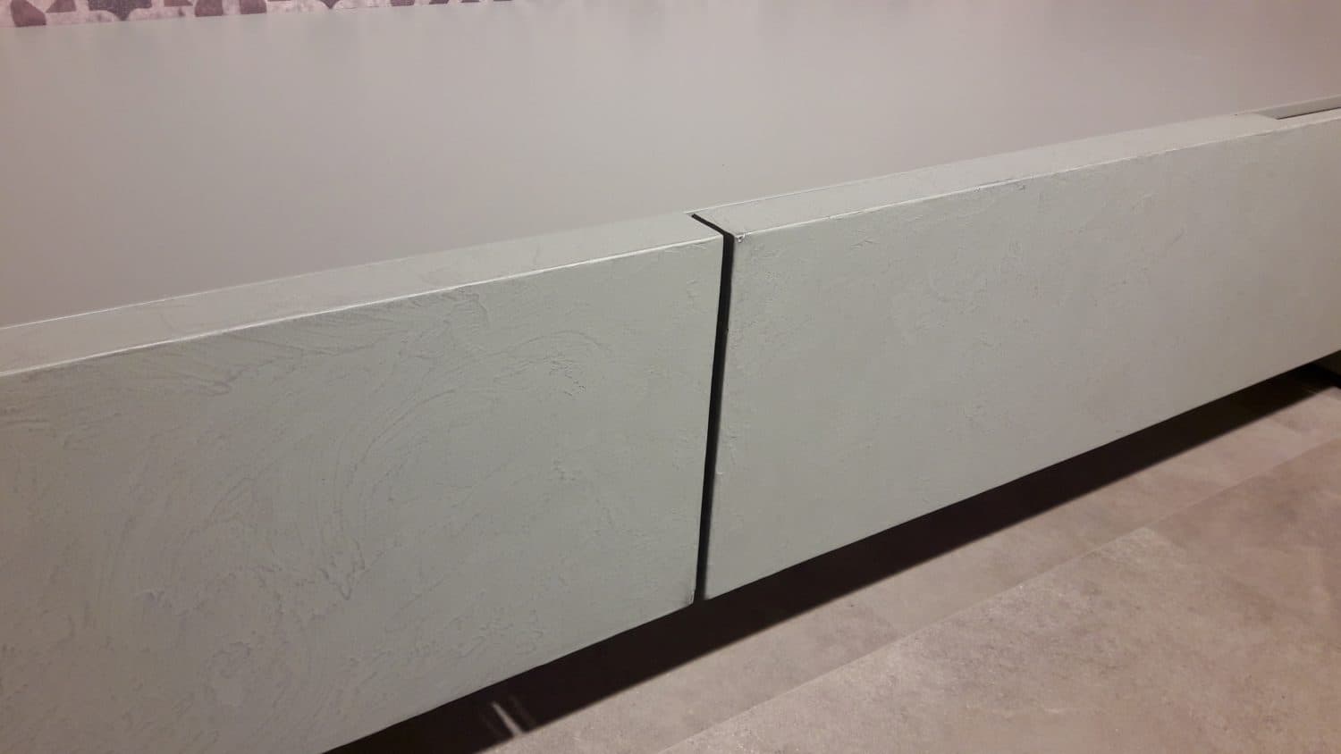 Parete soggiorno ecomalta cemento e laccato arancio - Immagine 1