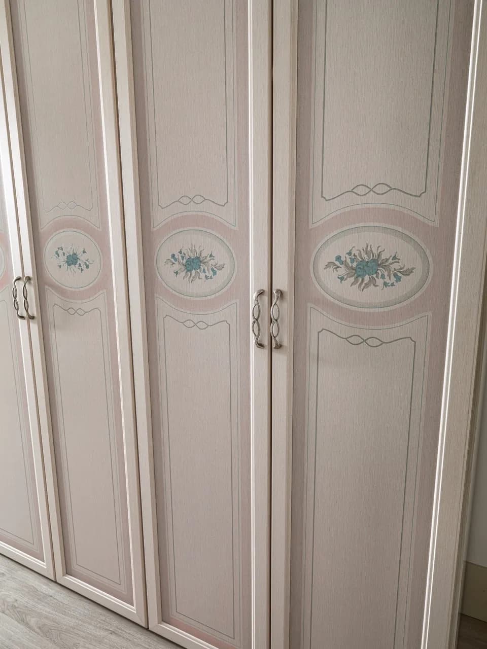 Armadio classico DELIA 6 ante battenti - Laminato Avorio & Cipria con decori floreali - Immagine 1