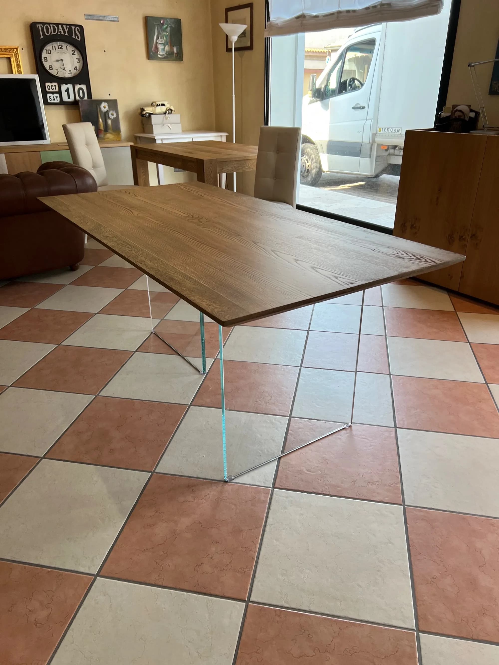 Tavolo LAGOS design esclusivo in rovere massello e cristallo – Stile moderno e finiture di pregio - Immagine 1