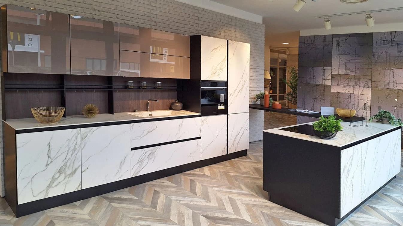 Cucina CALEIDOS con isola – OFFERTA SVUOTA TUTTO - Immagine 1