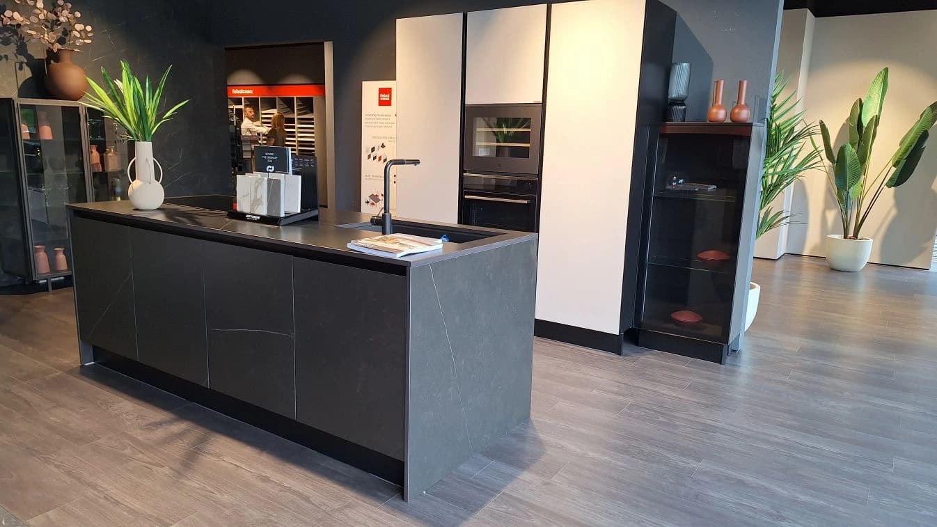 Cucina ORIGINA con isola â OFFERTA SVUOTA TUTTO - Immagine 1