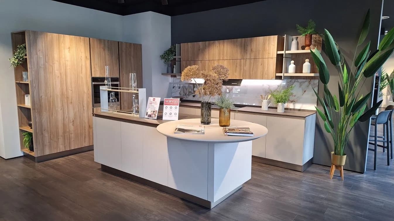 Cucina SAGOMA 36 con isola â OFFERTA OUTLET - Immagine 1