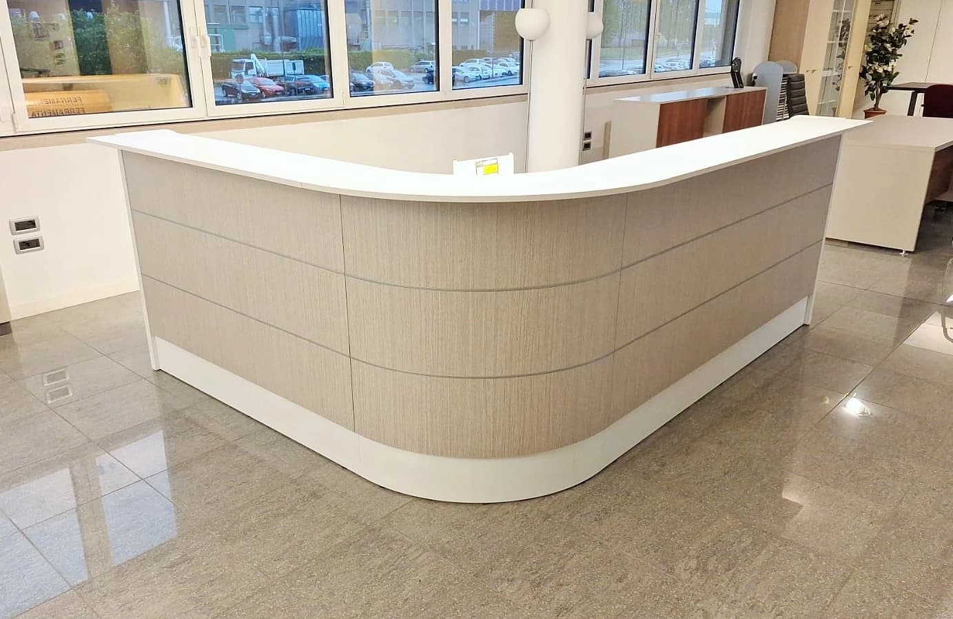 Reception Moderna Bianco & Rovere Grigio ā Eleganza e Accoglienza - Immagine 1