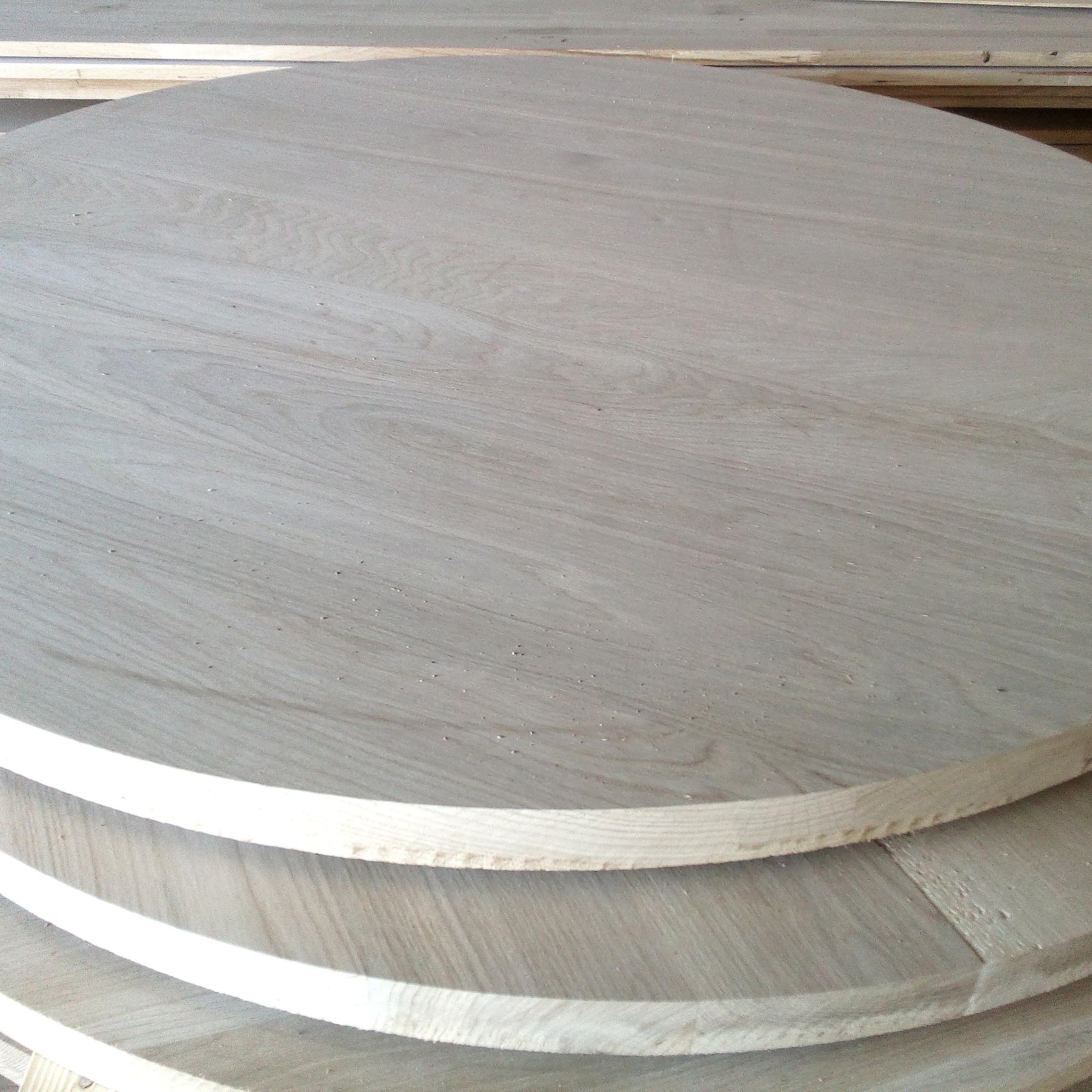 Piano Tavolo Tondo in Rovere Massello: Solidità e Design Naturale - Immagine 1