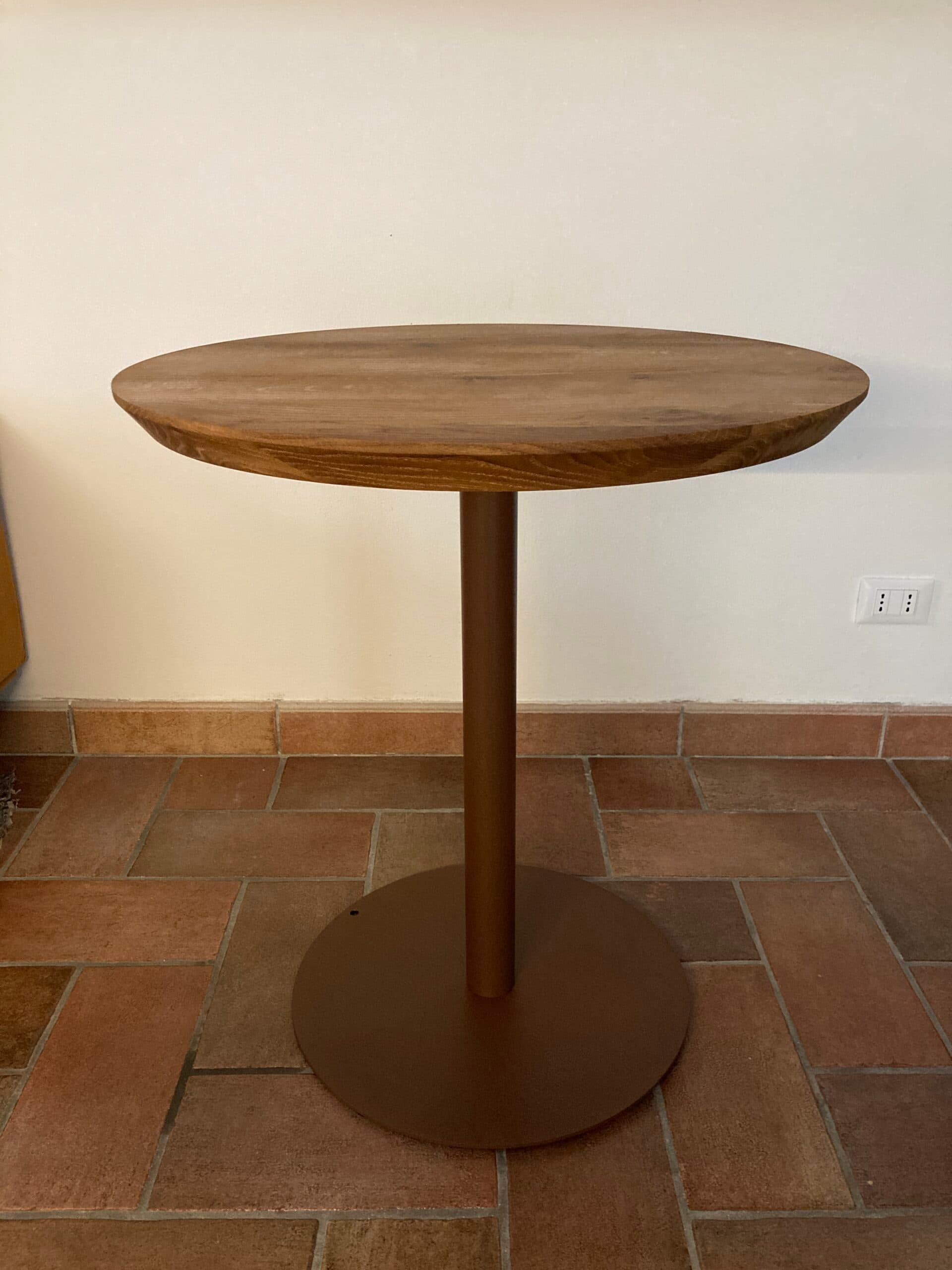 Piano Tavolo Tondo con Bordo Smussato: Design e Qualità - Immagine 1