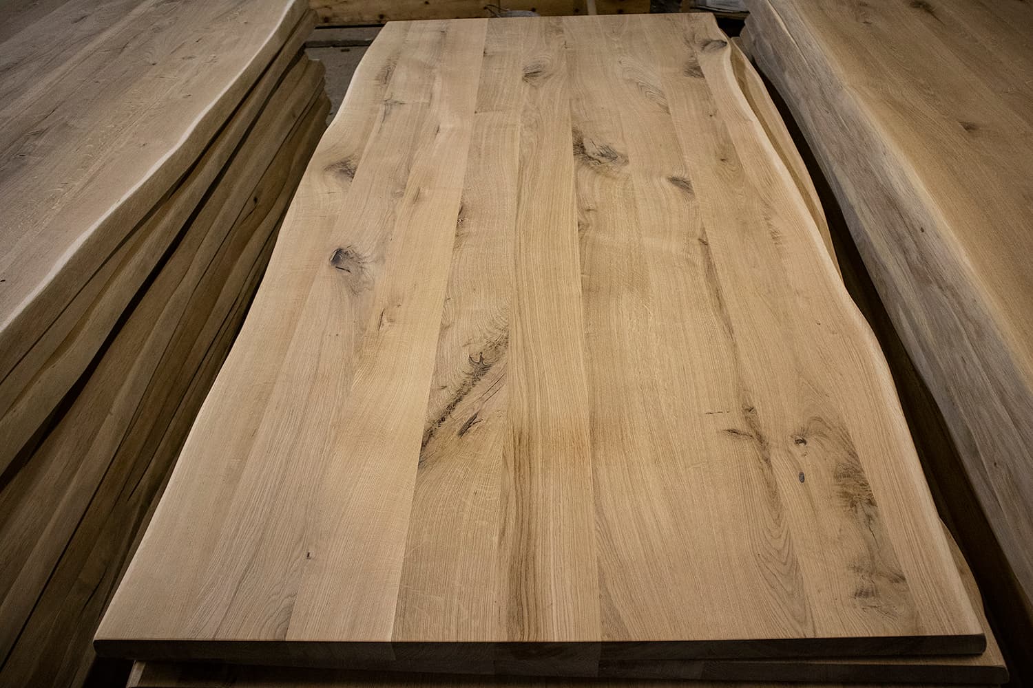 Piano Tavolo in Rovere Massello con Bordo Rustico: L'Autenticità del Legno - Immagine 1