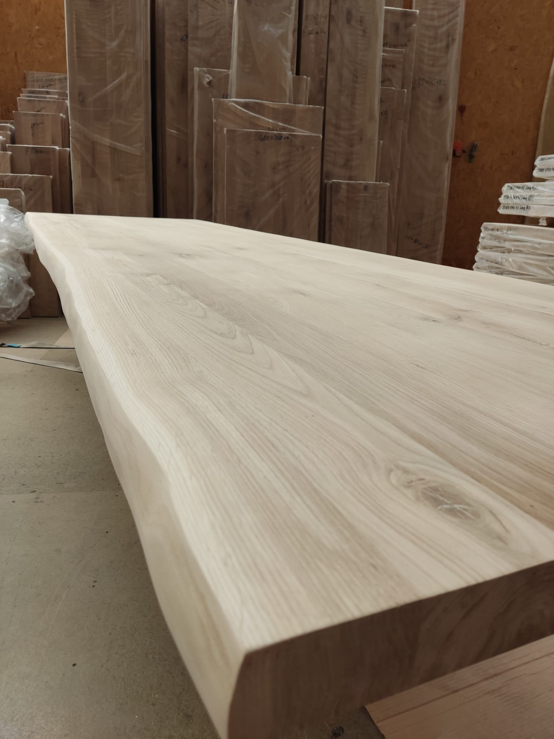 Piano Tavolo in Rovere Massello con Bordo Naturale: Carattere e Robustezza - Immagine 1