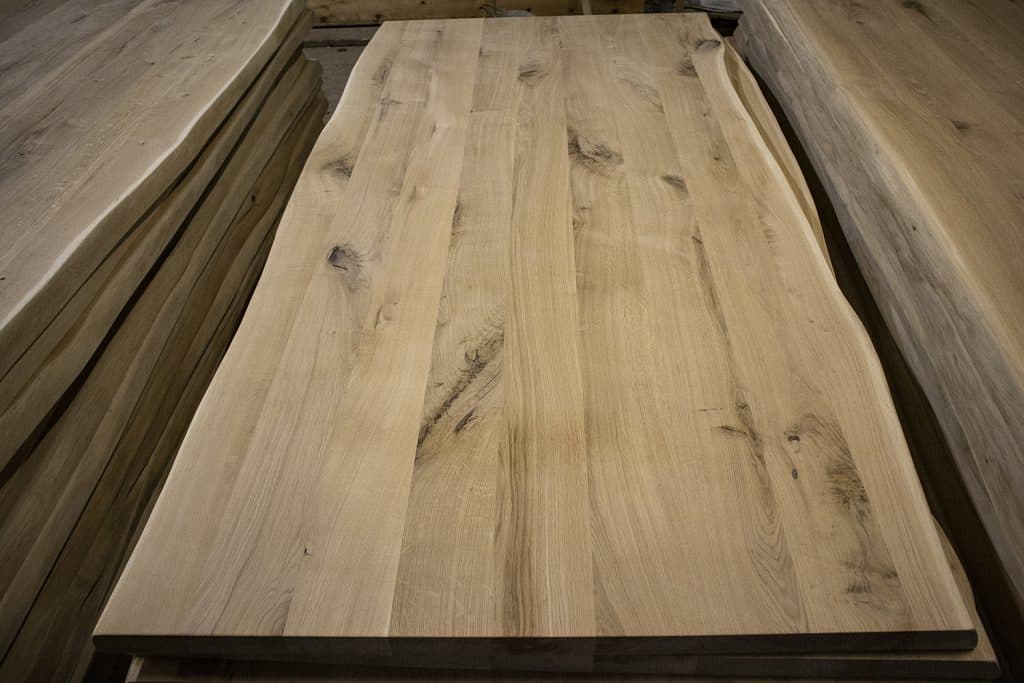 Piano Tavolo Sottile in Rovere Massello: Leggerezza e Bordo Naturale - Immagine 1