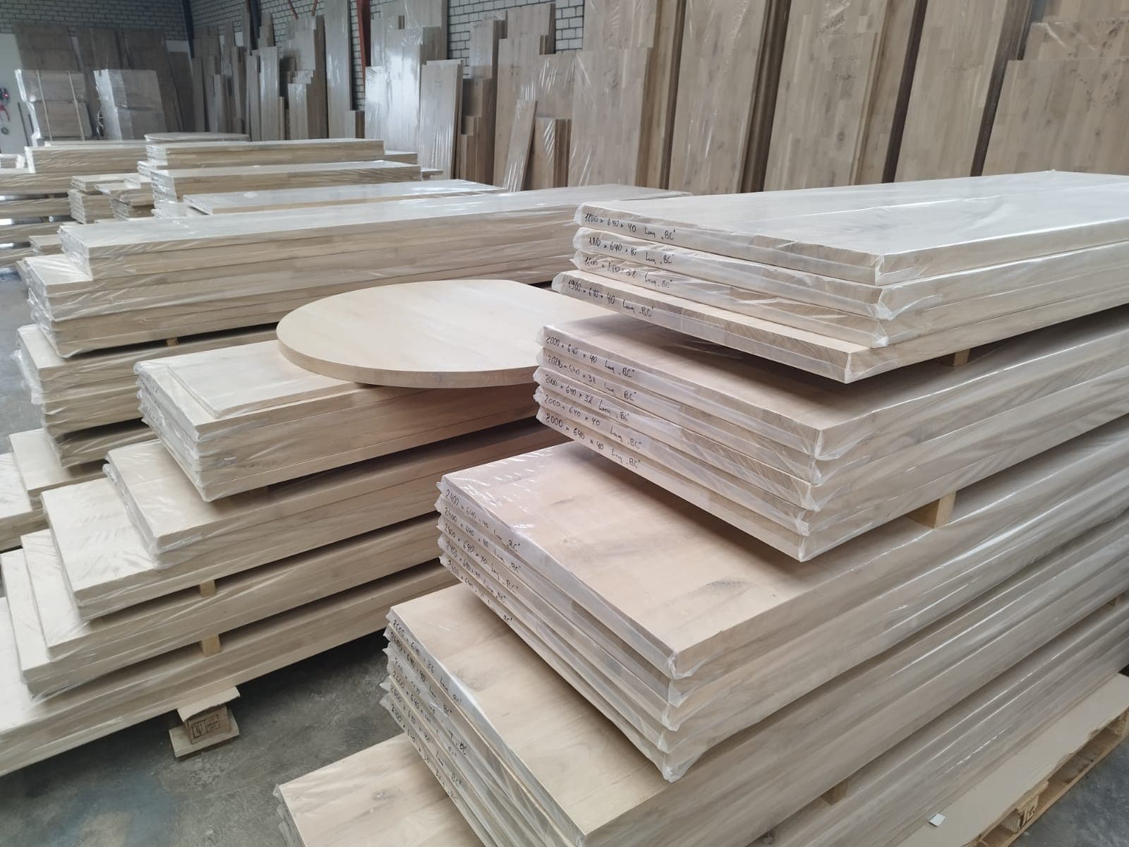 Piano di Lavoro in Rovere Massello (40 mm) con Bordo Rustico - Immagine 1