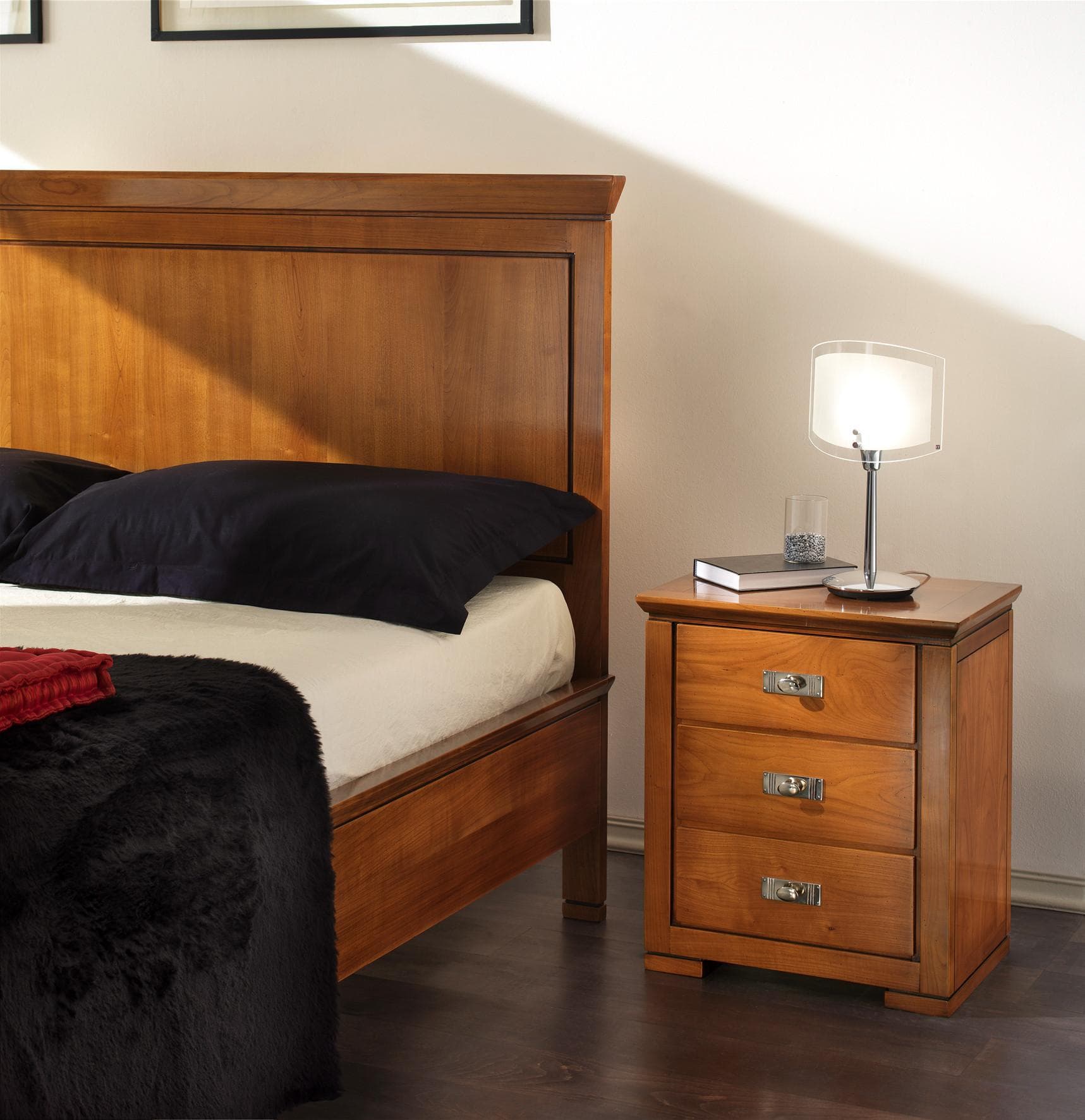 Dettagli di Stile: Comodino in Ciliegio a 3 Cassetti - Immagine 1