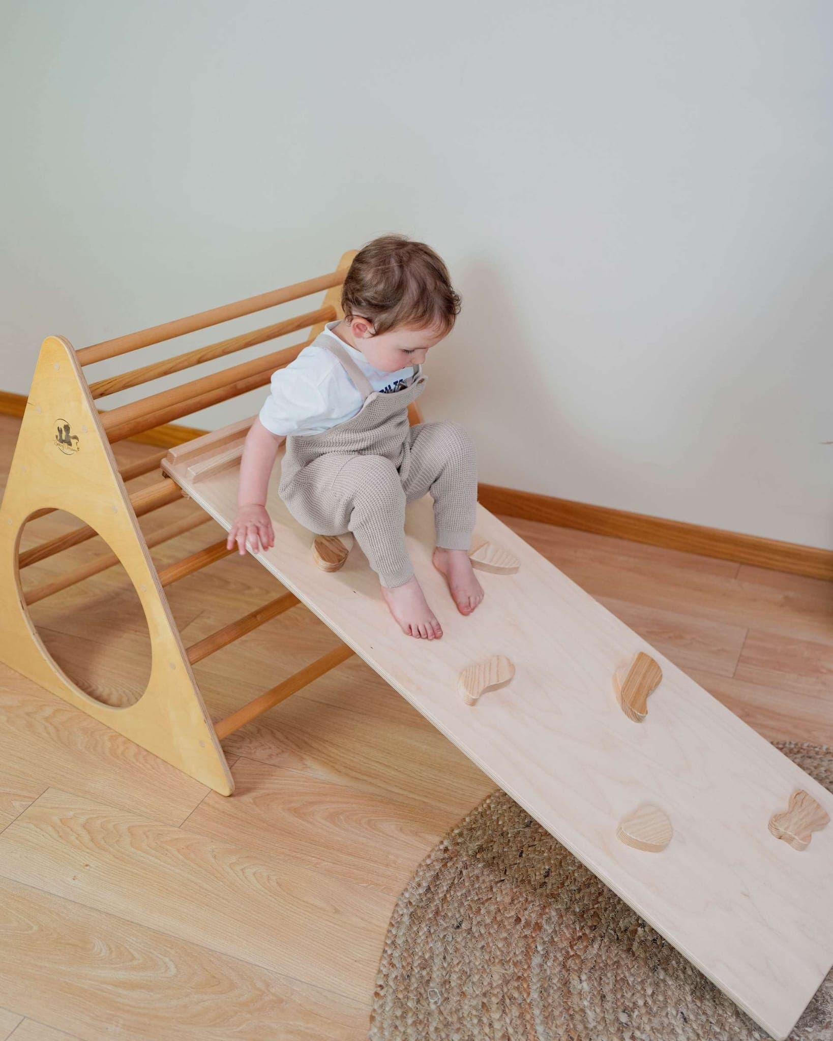 Triangolo di Pikler con Rampa: Movimento Autonomo e Divertimento - Immagine 1