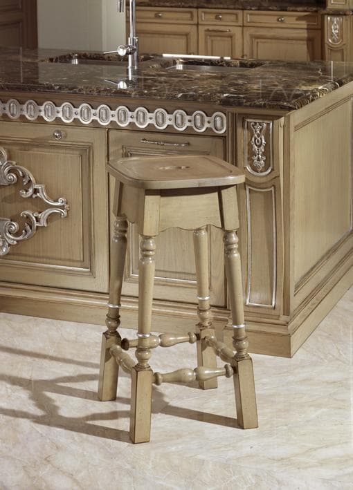 Stile Elevato: Sgabelli in Legno Massello Tornito - Immagine 1