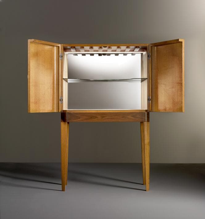 Design e Convivialità: Mobile Bar in Noce e Frassino - Immagine 1