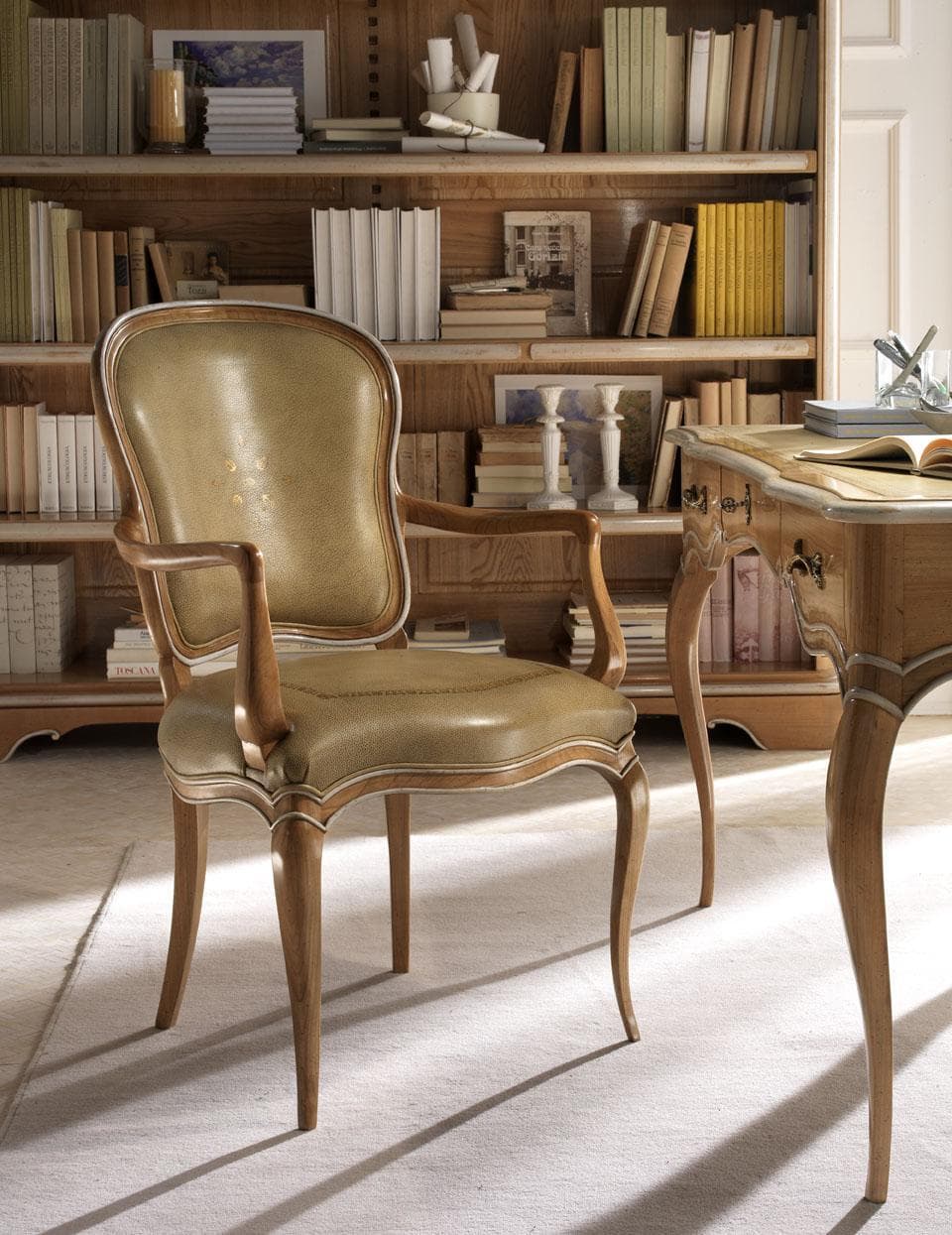 Seduta d'Autore: Poltrona in Ciliegio e Pelle - Immagine 1