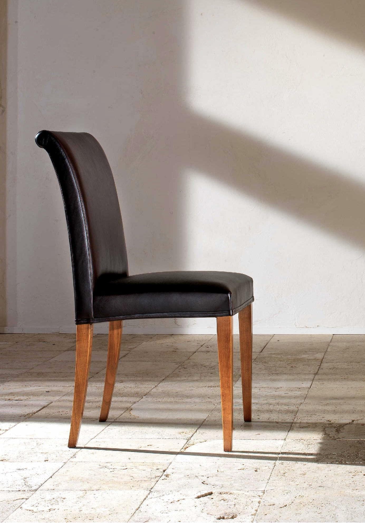 Carattere e Morbidezza: Sedia in Ciliegio e Pelle - Immagine 1