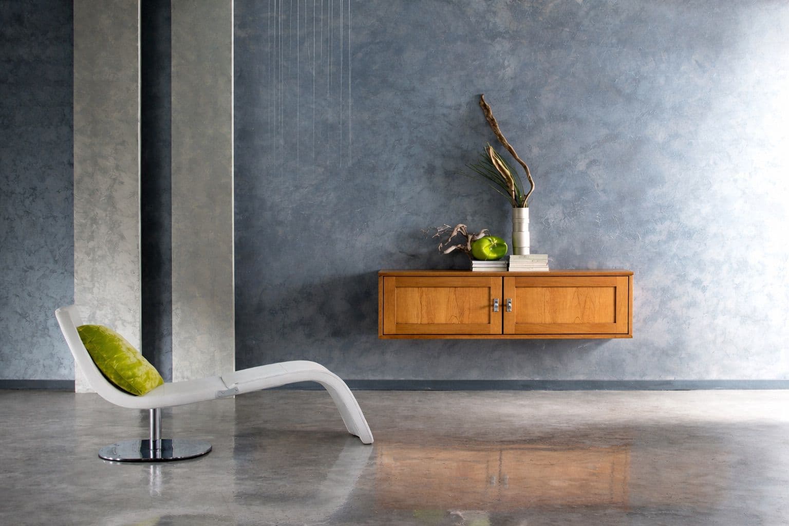 Spazio e Leggerezza: Credenza Pensile in Ciliegio - Immagine 1