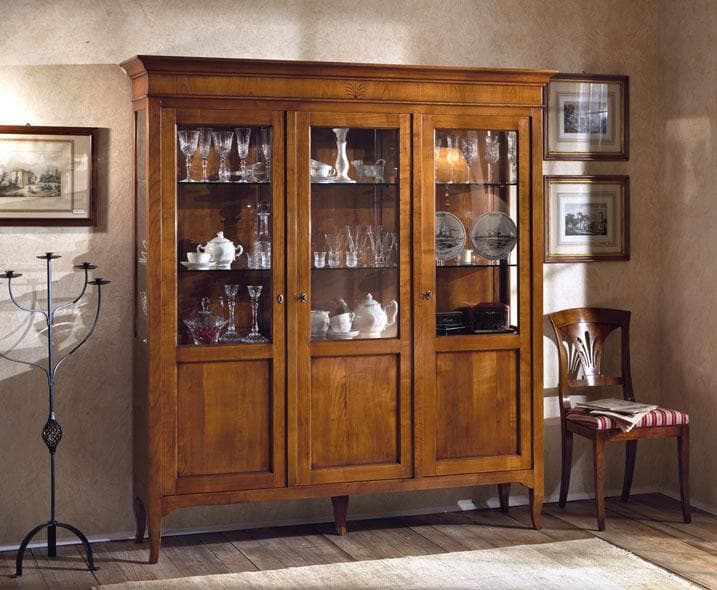 Eleganza Leggera: Vetrina in Ciliegio a 3 Ante - Immagine 1