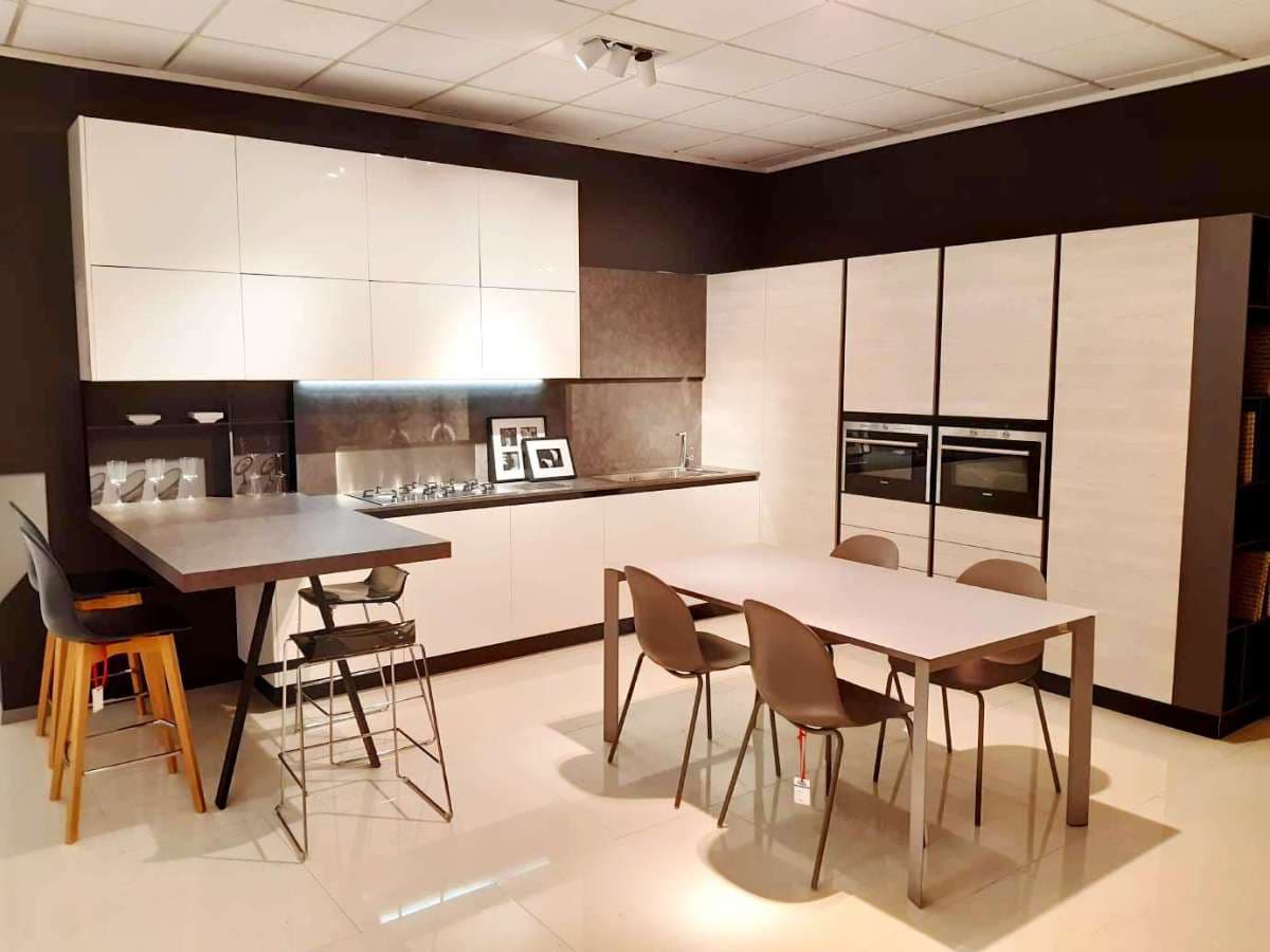 Cucina angolare con penisola laccato bianco lucido e legno
