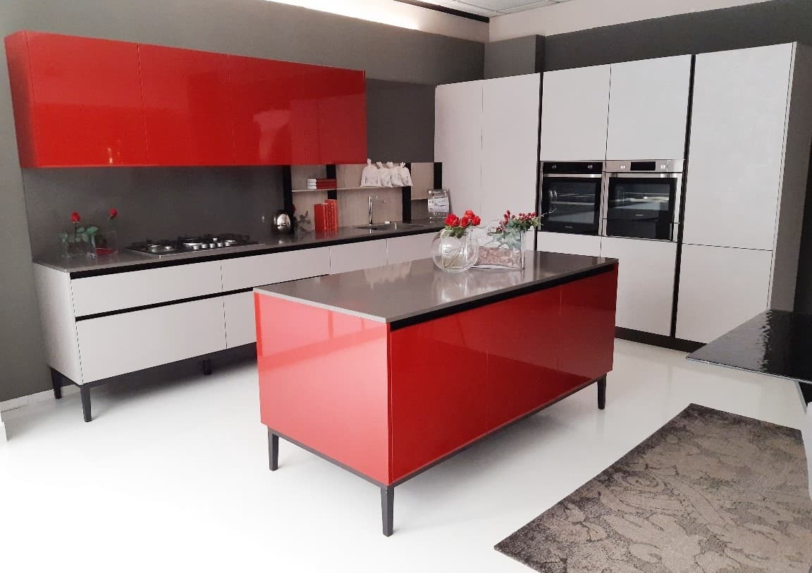 Cucina con isola quarzo, mobili resina grigio e laccato rosso