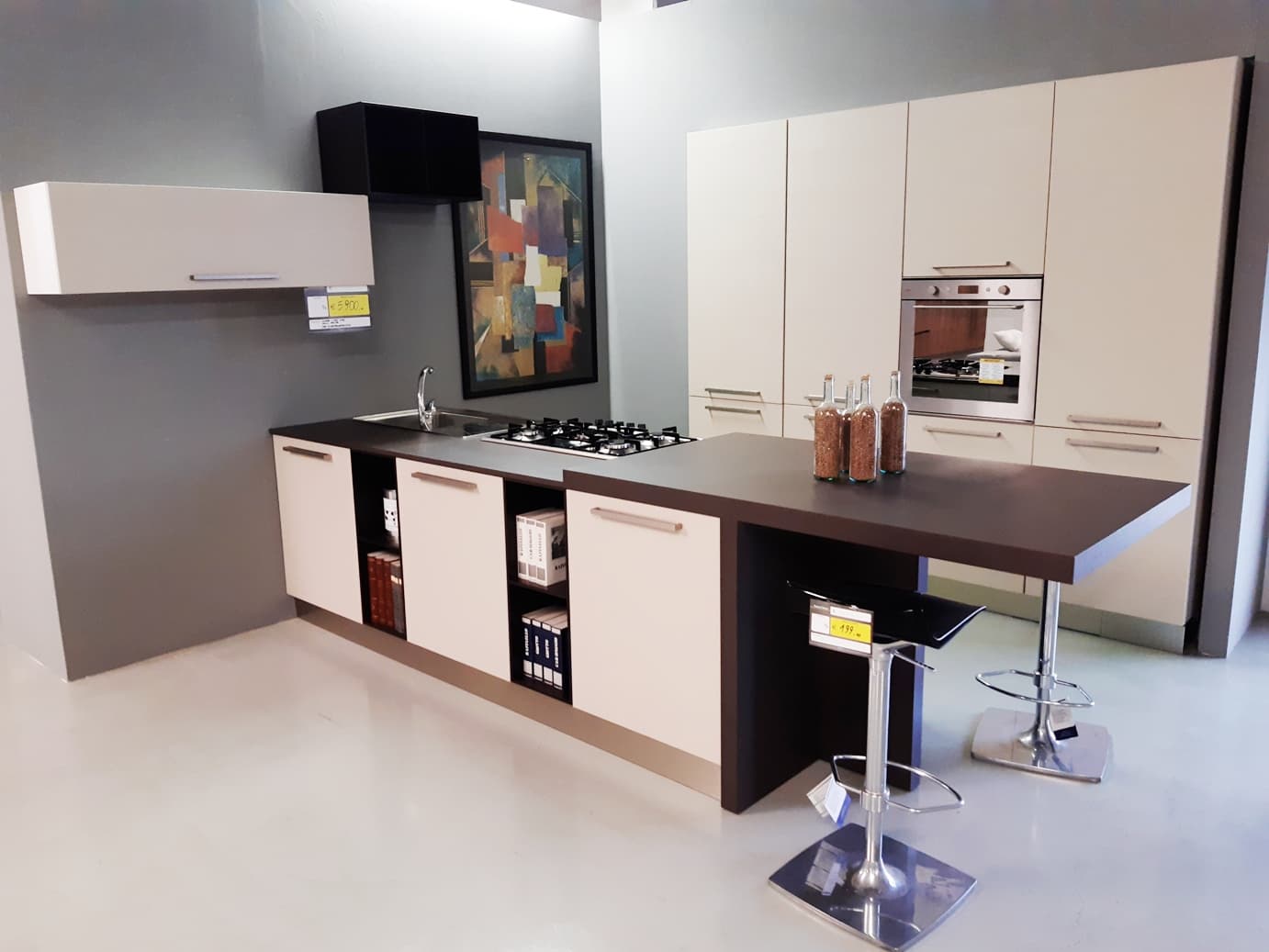 Cucina con penisola Luna beige e rovere moro