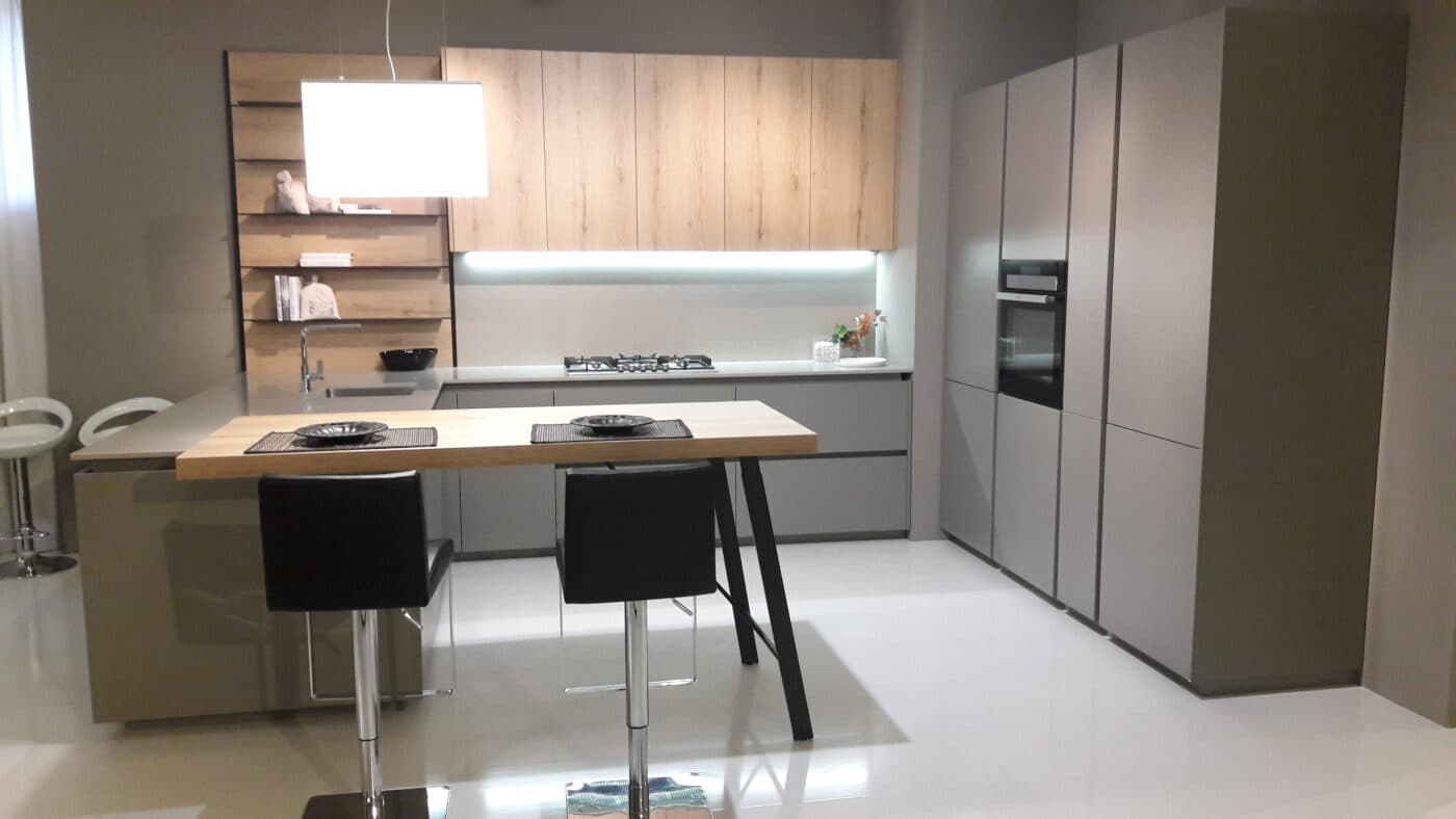 Cucina con penisola snack rovere naturale e laccato grigio