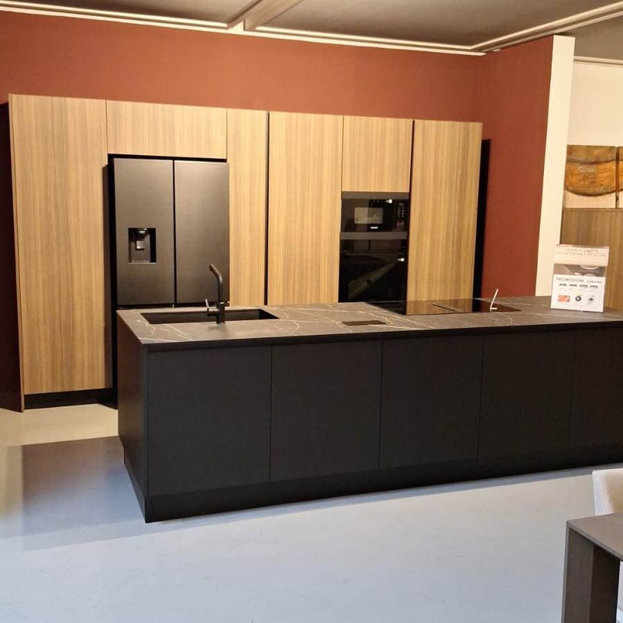 Cucina isola nera top HPL venato colonne legno olmo