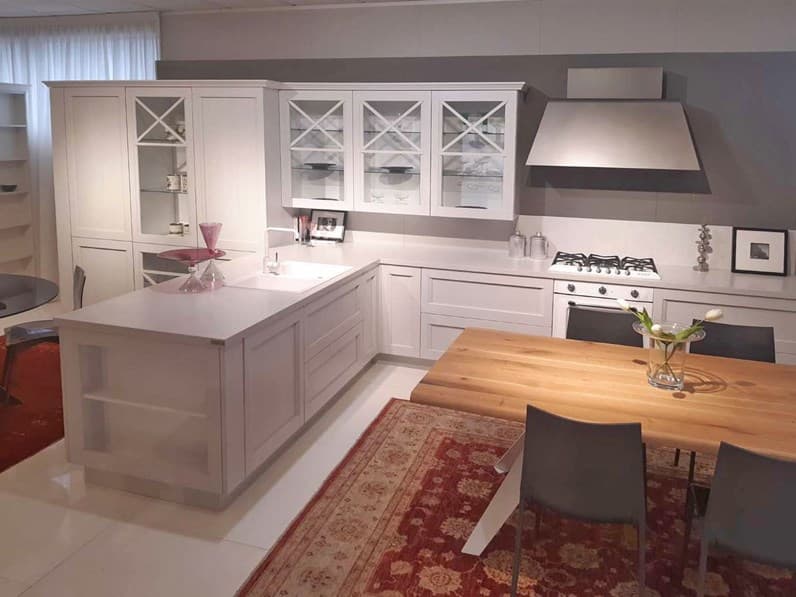 Cucina Shabby-Chic provenzale con penisola bianca in legno