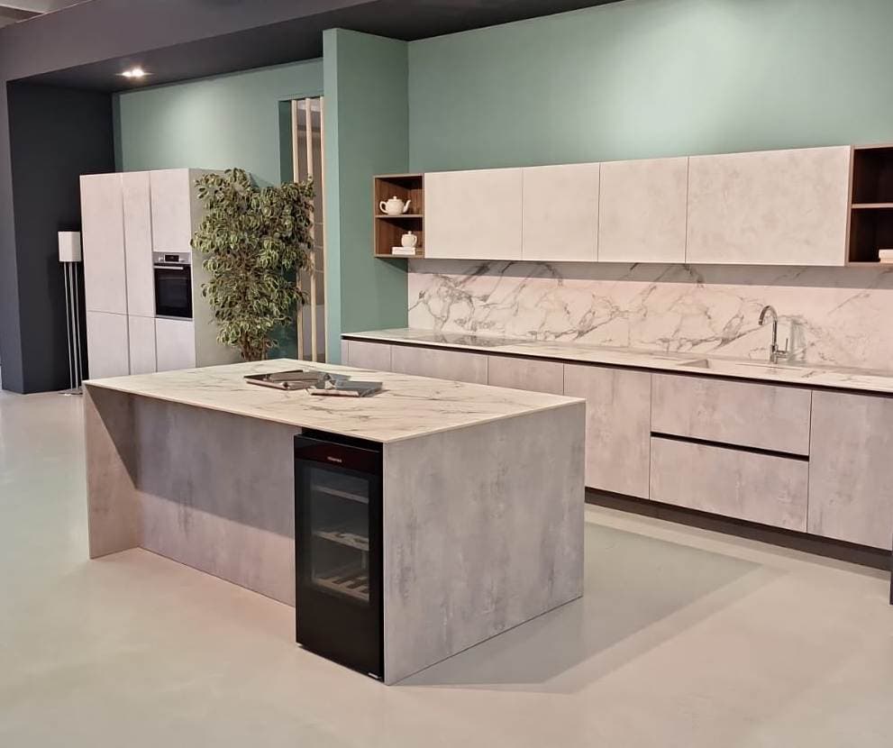 Cucina isola Marazzi con cantinetta vini