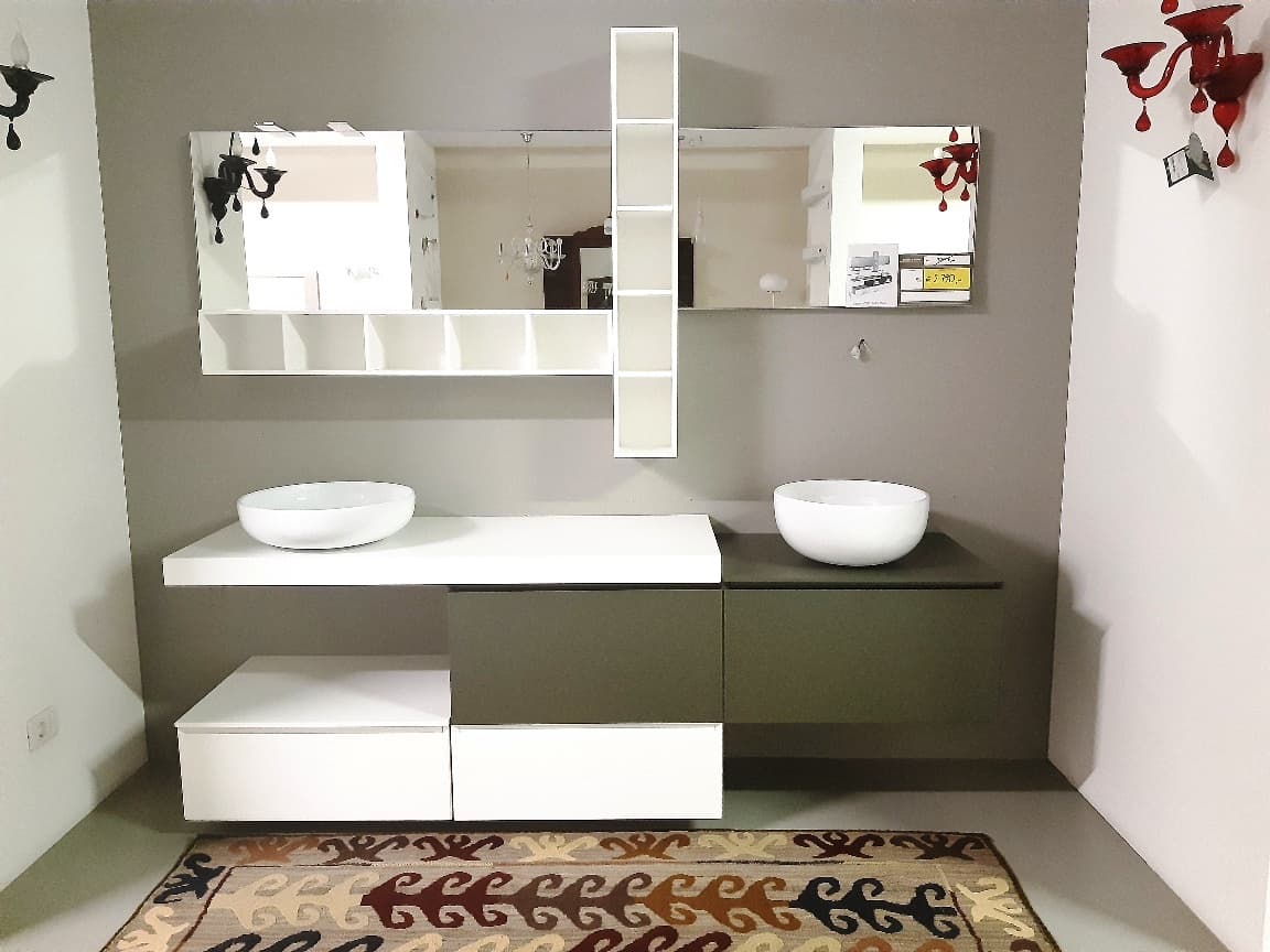 Bagno con doppio lavabo sopra top, sospeso e laccato