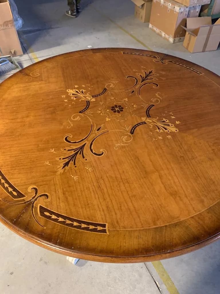 Tavolo Giglio – Arte, eleganza e funzionalità