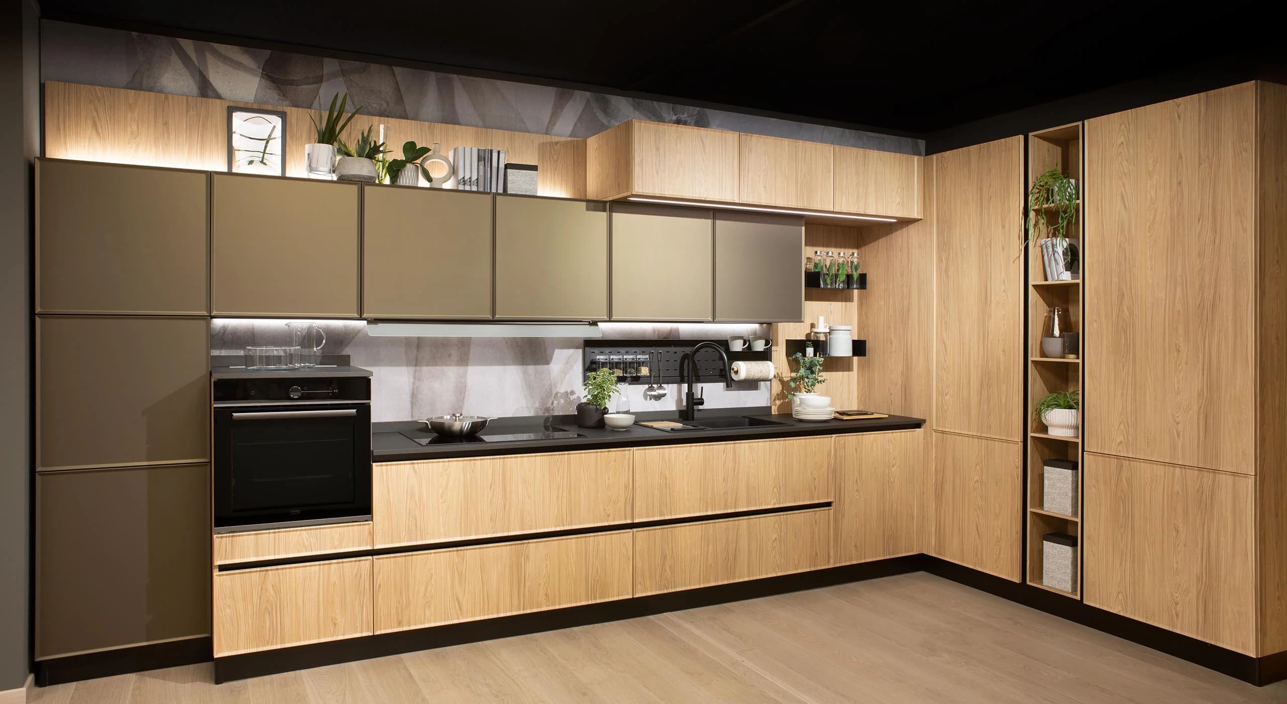 Cucina Diamante: Design Gola e Finiture in PET Moderno