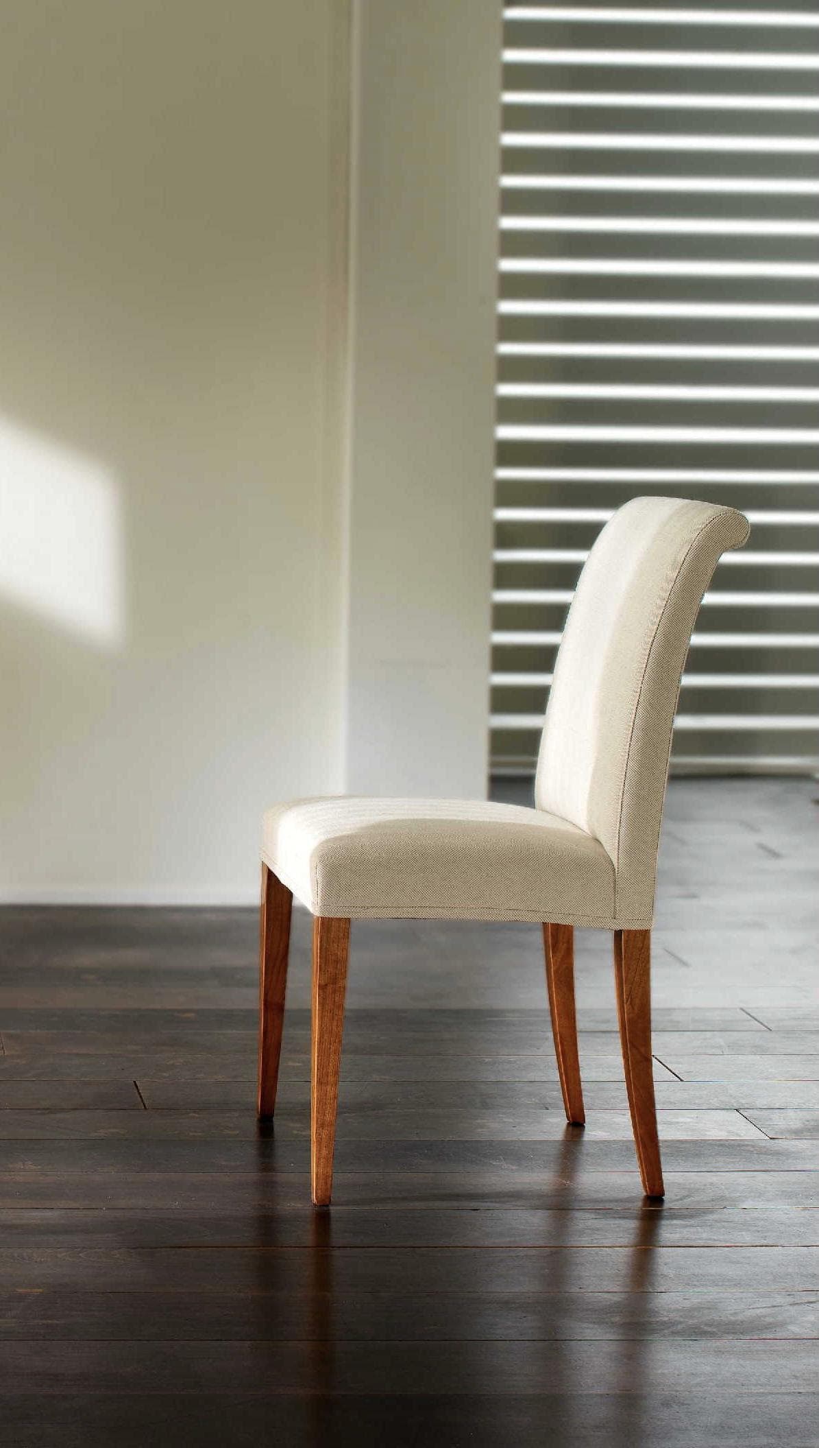 Eleganza e Comfort: Sedia in Ciliegio con Rivestimento in Stoffa