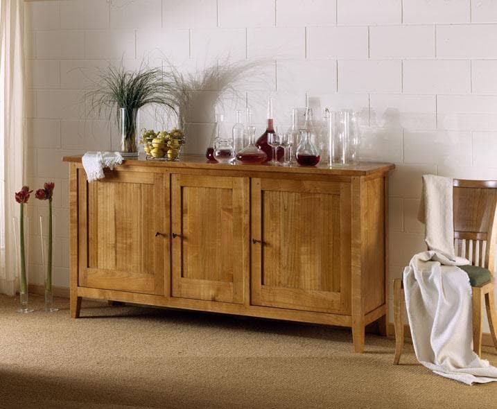 Tradizione e Funzionalità: Credenza in Ciliegio a 3 Ante