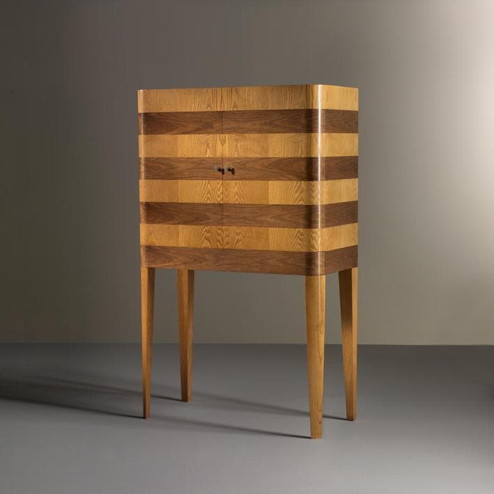 Design e Convivialità: Mobile Bar in Noce e Frassino