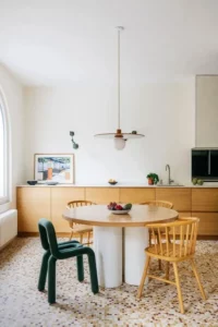 Tavolo con sedie di modelli e colori diversi